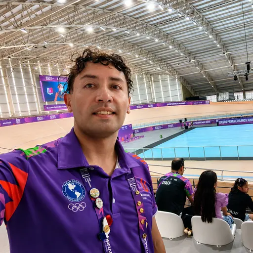 Psicólogo deportivo acompañando un proceso de preparación mental en contexto deportivo